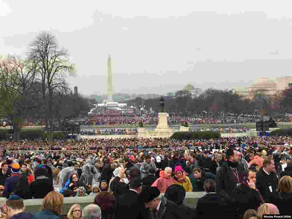 Des centaines de milliers d'Américains sont présents pour l'investiture de Donald Trump, à Capitol Hill, Washington DC, le 20 janvier 2017. (VOA/Nicolas Pinault)