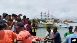 菲律宾海岸警卫队（PCG）周三（10月4日）表示，一艘菲律宾船只与一艘悬挂马绍尔群岛国旗的油轮疑似在南中国海发生“意外碰撞”，造成3名菲籍渔民死亡。（美联社）