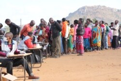 MEC officials said in many parts of the country voters started queeing an hour earlier to cast their votes. (Lameck Masina/VOA)