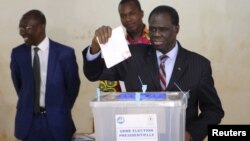 Le président par intérim Michel Kafando vote à Ouagadougou, le 29 novembre 2015. (REUTERS/Joe Penney)