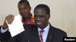 Le président par intérim Michel Kafando vote à Ouagadougou, le 29 novembre 2015. (REUTERS/Joe Penney)