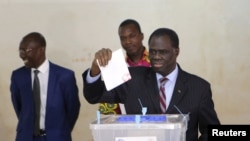 Le président par intérim Michel Kafando vote à Ouagadougou, le 29 novembre 2015. 