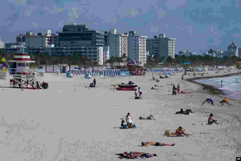 لذت بردن مردم از آفتاب و شنا در ساحل میامی، فلوریدا