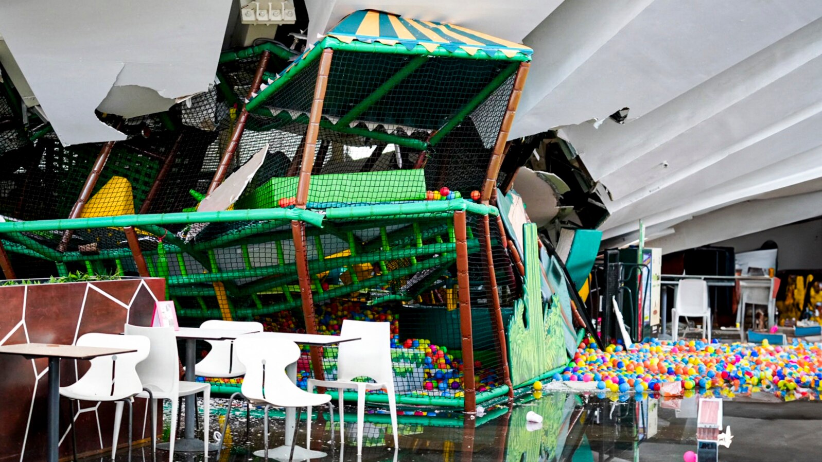 This handout picture released by Regional Government of La Libertad shows damages after the roof of a shopping mall collapsed in Trujillo, Peru, Feb. 22, 2025. (Photo by Larry Campos/Peru's Regional Government of La Libertad/AFP) 