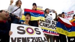 Manifestan kont gouvènman Venezyelyen an devan syèj Òganizasyon Eta Ameriken yo (OEA) nan Washington pandan yon reyinyon espesyal nan Konsèy pèmanan an sou kriz politik la o Venezuela a. 3 avril 2017. Foto: AP/ Jose Luis Magana)