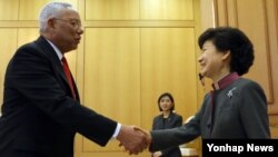 25일 한국 청와대에서 파월 전 미국 국무장관(왼쪽)을 접견하는 박근혜 한국 대통령. 