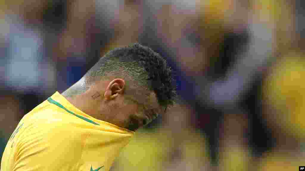 Neymar se cubre la cara frustrado por un nuevo empate, esta vez contra la débil Irak, en el fútbol masculino de los Juegos Olímpicos.