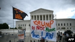 Personas sostienen carteles contra Trump frente a la Corte Suprema de Estados Unidos el 1 de julio de 2024, en Washington, DC. 