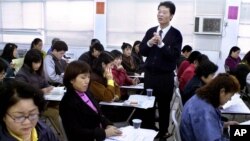 A social worker briefs a class of foreign brides from China living in Taiwan about local laws, education and their rights on the island, in Taipei, Taiwan. The government has sought to help new immigrants by offering them language classes, job training and consultative services or setting up hot lines to handle their grievances. So far, about 250,000 women called "foreign brides" in Taiwan, have come to the island. (AP Photo/Jerome Favre)