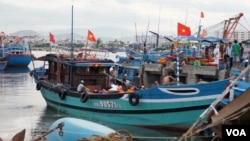 Tàu thuyền đánh cá của ngư dân Việt Nam. Tại khu vực ngư dân Việt đánh bắt, các tàu cá Trung Quốc được sự bảo vệ của tàu chấp pháp thường xuyên ngăn chặn, vây ép tàu cá của Việt Nam.