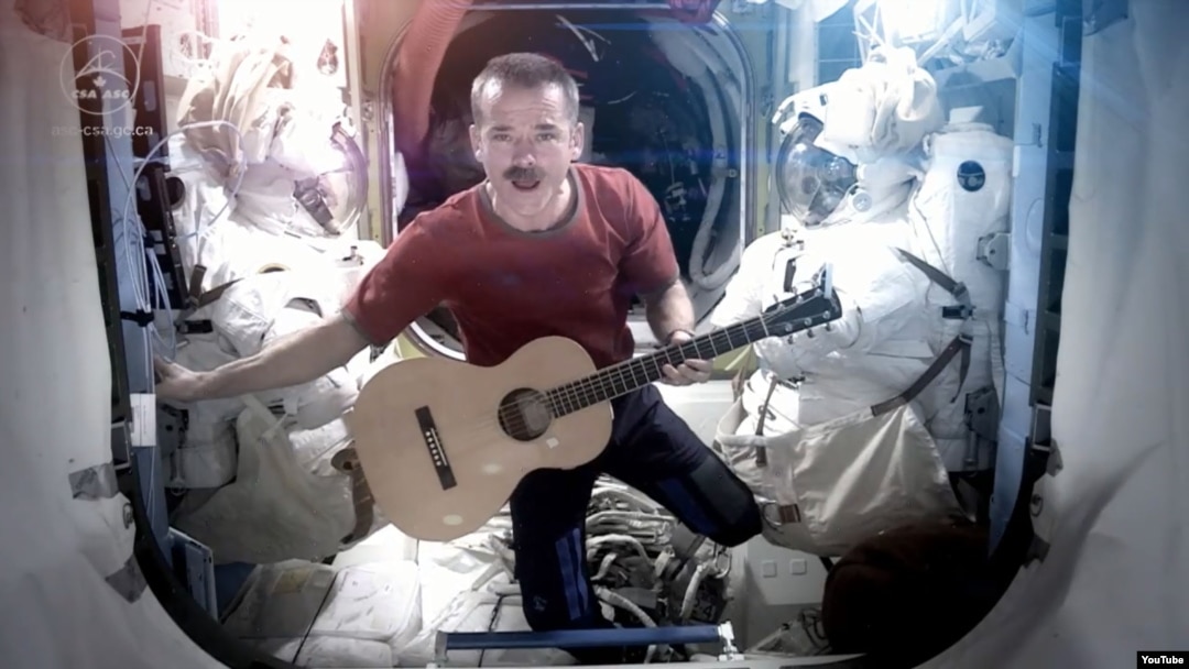 El astronauta canadiense, Chris Hadfield, se convirtió en el primer hombre en grabar un video musical desde el espacio, a bordo de la Estación Espacial Internacional.