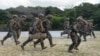美国海军陆战队士兵在日本冲绳汉森营进行机枪架设演练，为“坚决之龙25”演习做准备。(2025年9月9日)