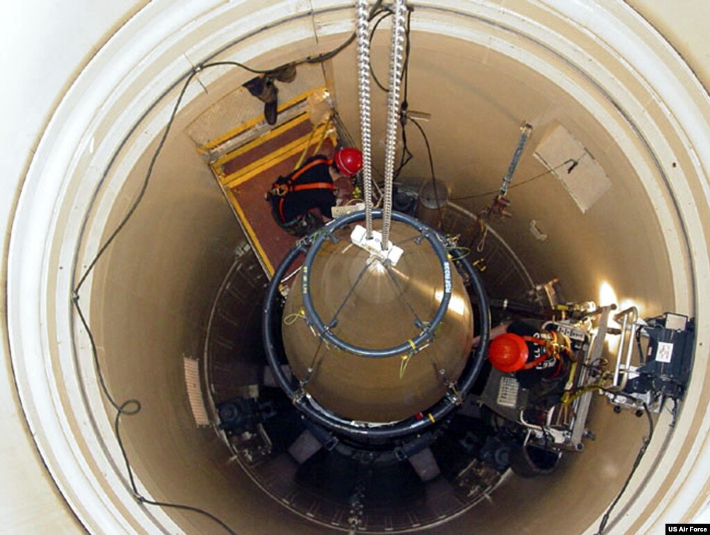 美国空军人员维护携带核弹头的洲际战略导弹（美国空军资料照）(photo:VOA)