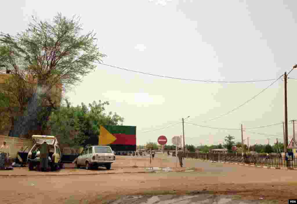 Azawad&rsquo;s flag. (Idriss Fall/VOA)