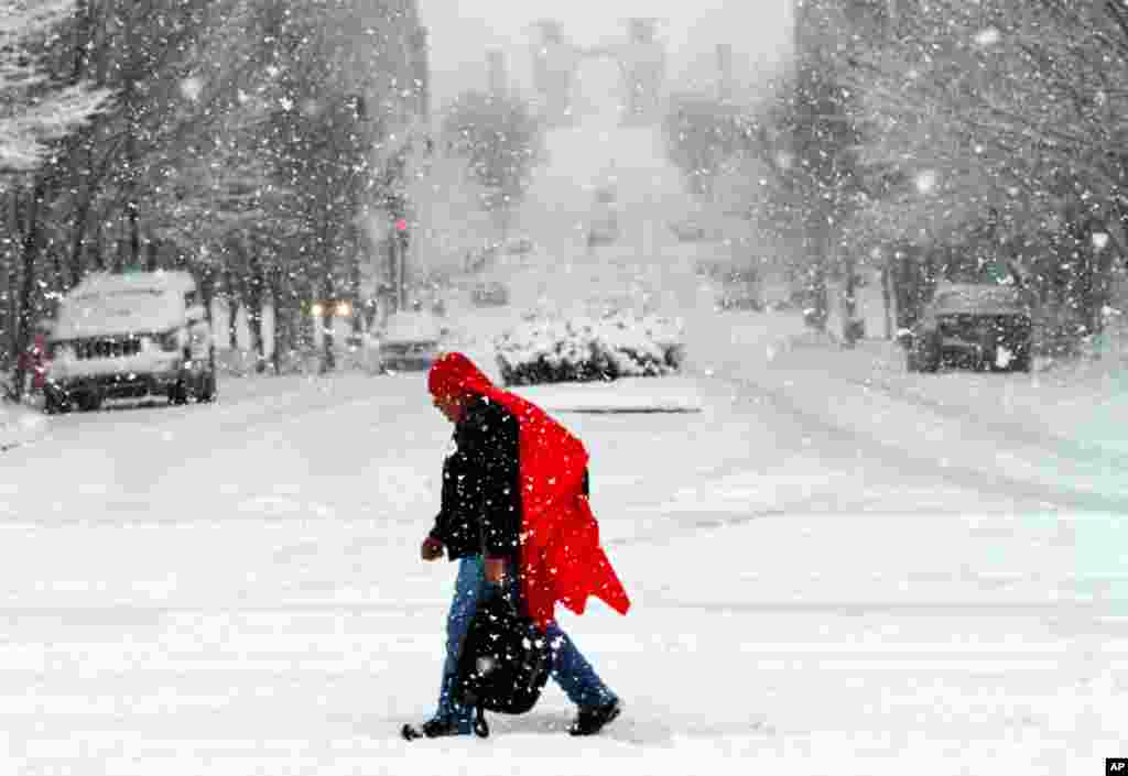 Một người đàn ông đi giữa trời tuyết lớn ở trung tâm thành phố Nashville, bang Tennessee, Mỹ. Một cơn bão mùa đông lớn đang tràn qua phần phía Đông của Mỹ và cũng ảnh hưởng đến khu vực Trung tây và phía Nam.