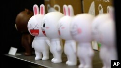 Boneka kelinci Cony, salah satu karakter Line, dipajang di toko Line Friends di Seoul, Korea Selatan.