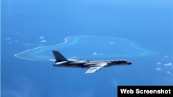 中國空軍官方微博發布劉銳拍攝的中國轟-6K轟炸機飛抵斯卡伯勒淺灘,也就是中國所說的黃岩島照片。