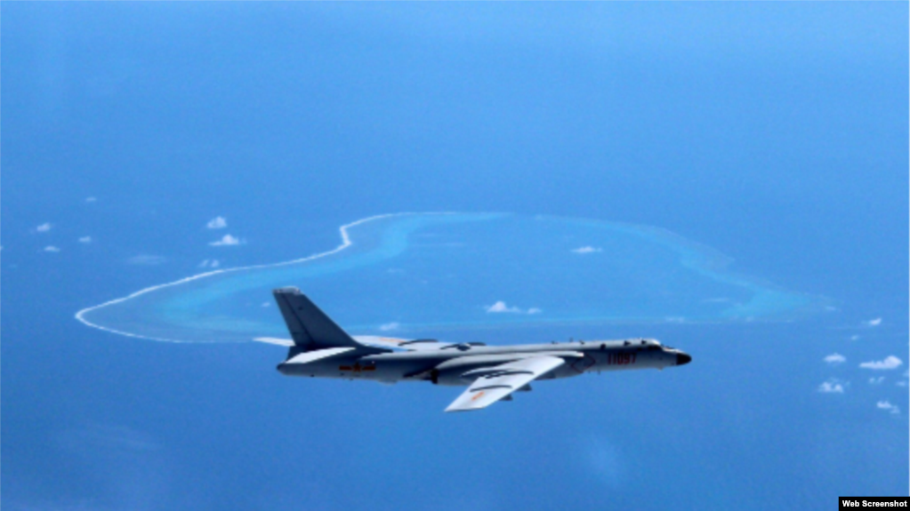 Máy bay ném bom của Trung Quốc đang bay trên Biển Đông