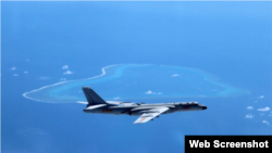 Pesawat pembom China H-6K terbang di atas Scarborough Shoal, di Laut China Selatan. (Foto: dok).