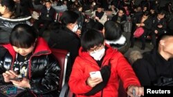 20일 중국 베이징 기차역에서 마스크를 쓴 행인들.