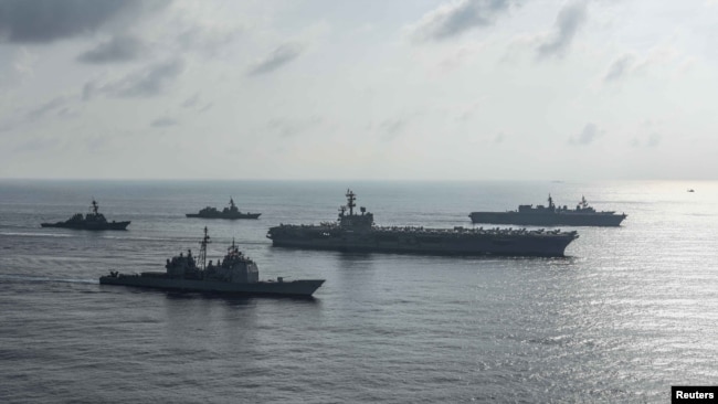 美国里根号航母战斗群与日本自卫队多条舰艇在南中国海举行联合编队航行训练。（2018年8月31日）