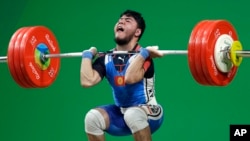 Izzat Artykov, du Kyrgystan, lors de la compétition d'haltérophilie-69 kg/messieurs aux Jeux olympiques de 2016 à Rio de Janeiro, au Brésil, 9 août 2016. 