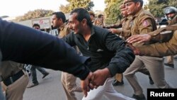 Polisi India mengamankan Shiv Kumar Yadav (tengah, baju hitam) dari amukan massa, setelah keluar dari pengadilan di New Delhi (foto: dok).