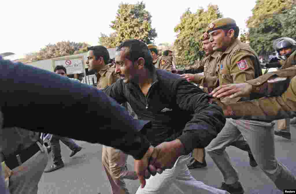 Policemen run along with driver Shiv Kumar Yadav, center, who is accused of a rape, outside a court in New Delhi, Dec. 8, 2014. 