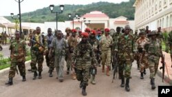 Des soldats rebelles de la Seleka marchent devant l'hôtel Ledger Plaza à Bangui, en République centrafricaine, le 27 mars 2013.