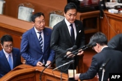 Ketua Partai Oposisi Demokratik Jepang (DPP) Yuichiro Tamaki (tengah kanan) bersiap memberikan suara untuk pemilihan ketua DPR di majelis rendah saat menghadiri sidang khusus parlemen di Tokyo, 11 November 2024. (Yuichi YAMAZAKI/AFP)