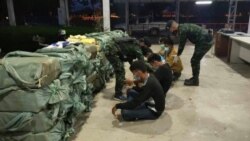 태국 사법 당국 관계자들이 불법 약물 거래자들을 체포하면서 증거물을 압수하고 있다. (자료사진)