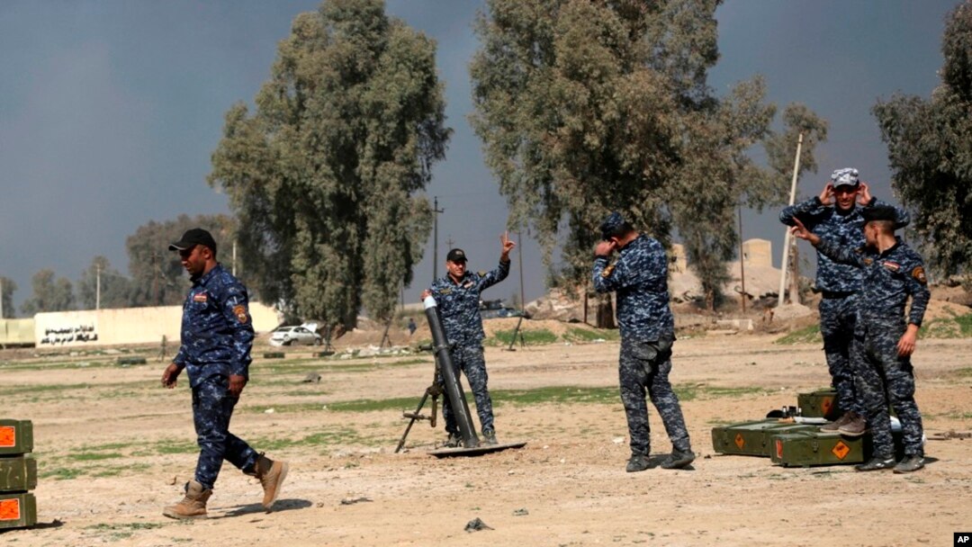 Polisi federal melancarkan serangan bom ke arah posisi militan ISIS, sementara pasukan keamanan Irak terus bergerak ke arah bandara internasional Mosul, Irak, 24 Februari 2017. (AP Photo / Khalid Mohammed)