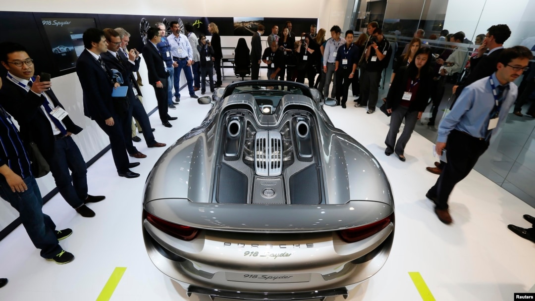 "Porsche 918 Spider" rusimidagi avtomobil Lon-Anjeles 2013 avtoshousida