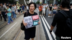 一名活动人士在香港回归二十周年的活动上手举标语牌,要求释放诺贝尔得主刘晓波(2017年7月1日)
