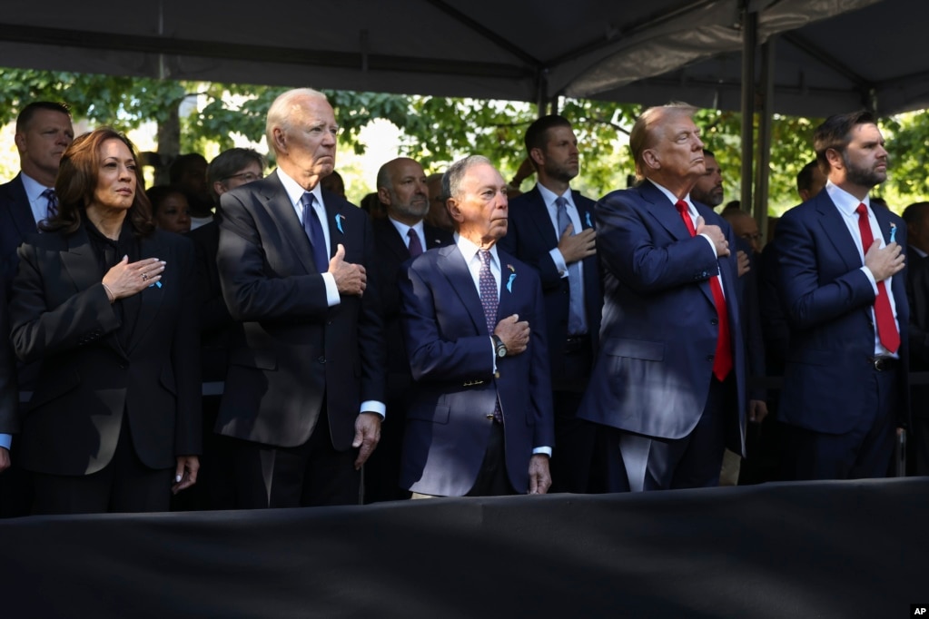 La vicepresidenta Kamala Harris, el presidente Joe Biden, Michael Bloomberg, el expresidente y candidato Donald Trump y JD Vance, asistieron a la Zona Cero, en Nueva York, a rendir un homemaje a las víctimas del 11S.