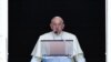 El papa Francisco habla desde una ventana del Vaticano durante el rezo dominical, el 14 de abril de 2024.