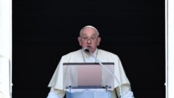 FILE - Paus Fransiskus menyampaikan pidato, dari jendela Istana Apostolik yang menghadap ke Lapangan Santo Petrus di Vatikan, 14 April 2024.
