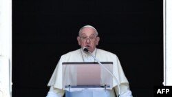 FILE - Paus Fransiskus menyampaikan pidato, dari jendela Istana Apostolik yang menghadap ke Lapangan Santo Petrus di Vatikan, 14 April 2024.