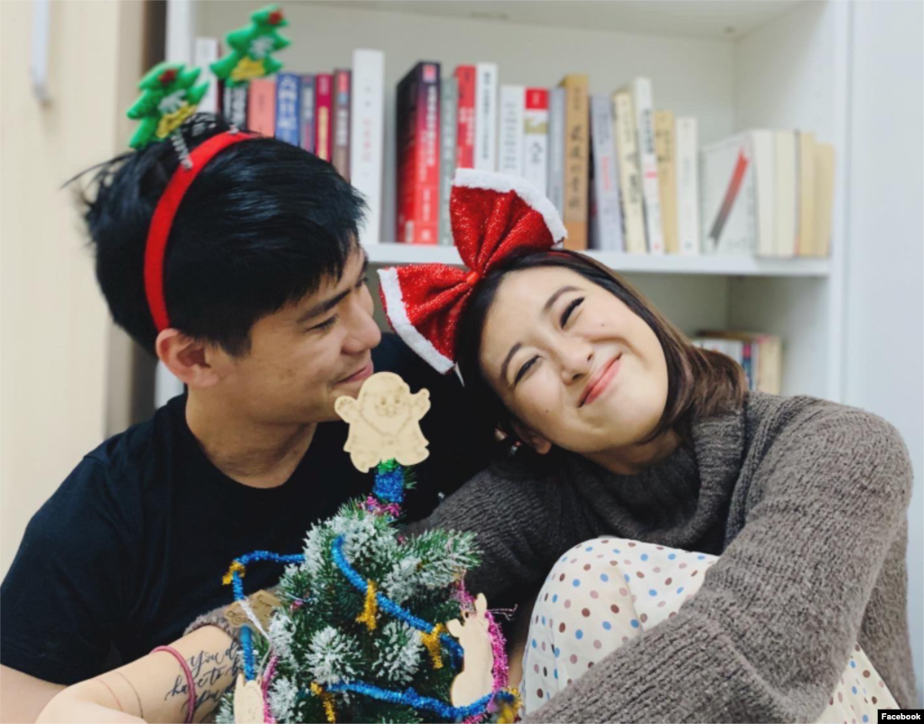 岑敖晖透过助理上传昔日与爱妻共渡圣诞欢乐时光的照片。（图片来源：岑敖晖个人脸书网站）(photo:VOA)