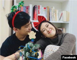 岑敖晖透过助理上传昔日与爱妻共渡圣诞欢乐时光的照片。（图片来源：岑敖晖个人脸书网站）