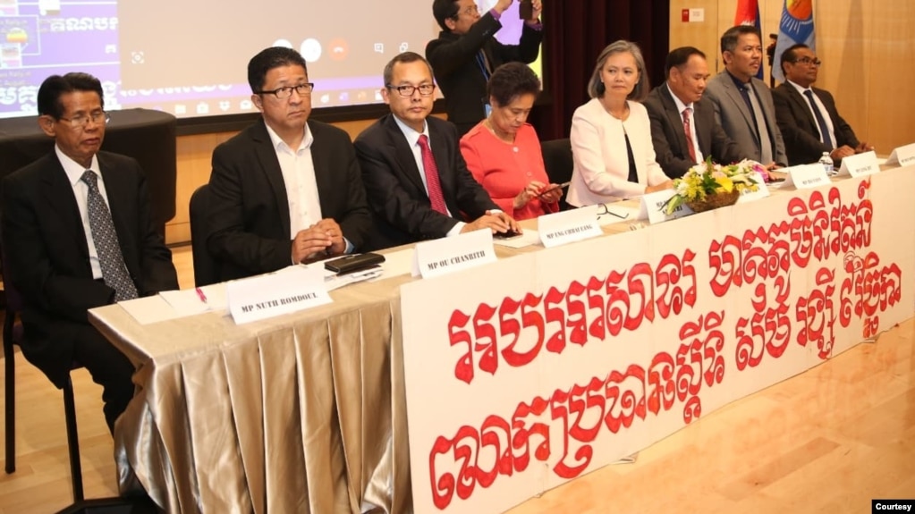 គណៈអចិន្ត្រៃយ៍នៃគណបក្សសង្គ្រោះជាតិបានជួបប្រជុំគ្នានៅទីក្រុងឡូវែល រដ្ឋម៉ាស្សាឈូសិត សហរដ្ឋអាមេរិកកាលពីចុងសប្តាហ៍កន្លងមកនេះដើម្បីកំណត់យុទ្ធសាស្រ្តចុងក្រោយមុននឹងធ្វើមាតុភូមិនិវត្តន៍។ (រូបថតផ្តល់ឲ្យ)