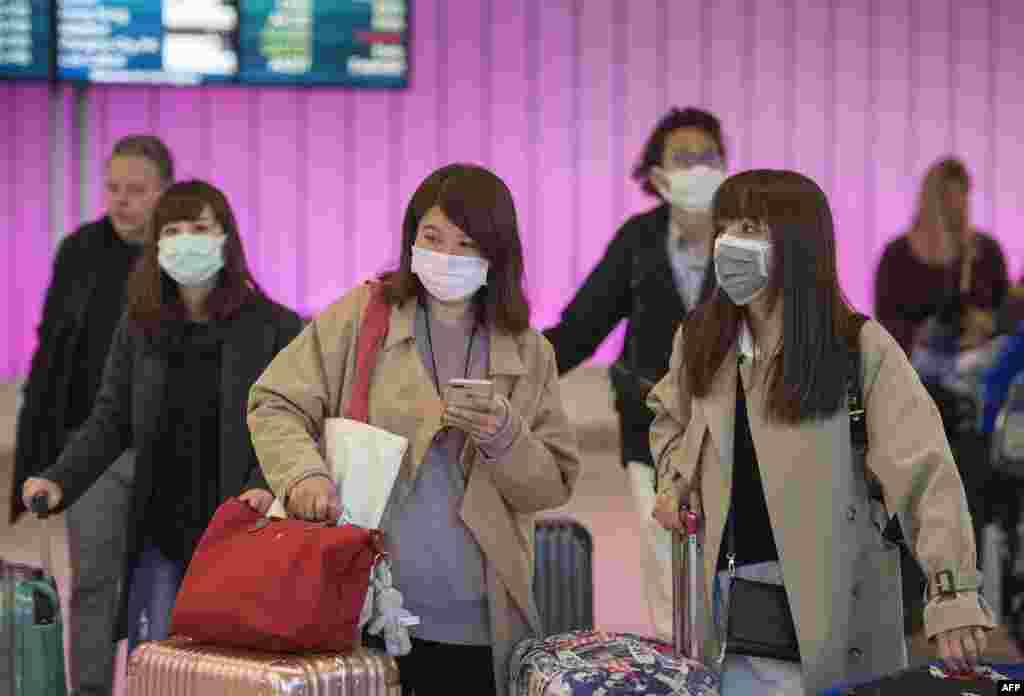 کرونا وائرس چین سے کئی ممالک منتقل ہوا ہے جس کی روک تھام کے لیے احتیاطی اقدامات سخت کیے گئے ہیں۔ دوسرے ممالک سفر کرنے والوں کو بھی ماسک پہننے کی ہدایات جاری کی گئی ہیں۔