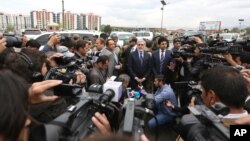 Mtendaji mkuu wa Afghanistan Abdullah Abdullah katikati akizungumza na waandishi wa habari kwenye eneo ambalo Taliban imedai kuhusika na shambulizi katika mji mkuu Kabul. 
