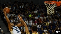 Karl-Anthony Towns des Minnesota Timberwolves lors d'un match a Pekin, le 8 octobre 2007 