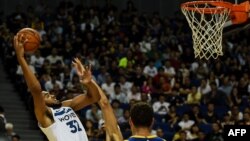 Karl-Anthony Towns des Minnesota Timberwolves lors d'un match aà Pékin, le 8 octobre 2007 