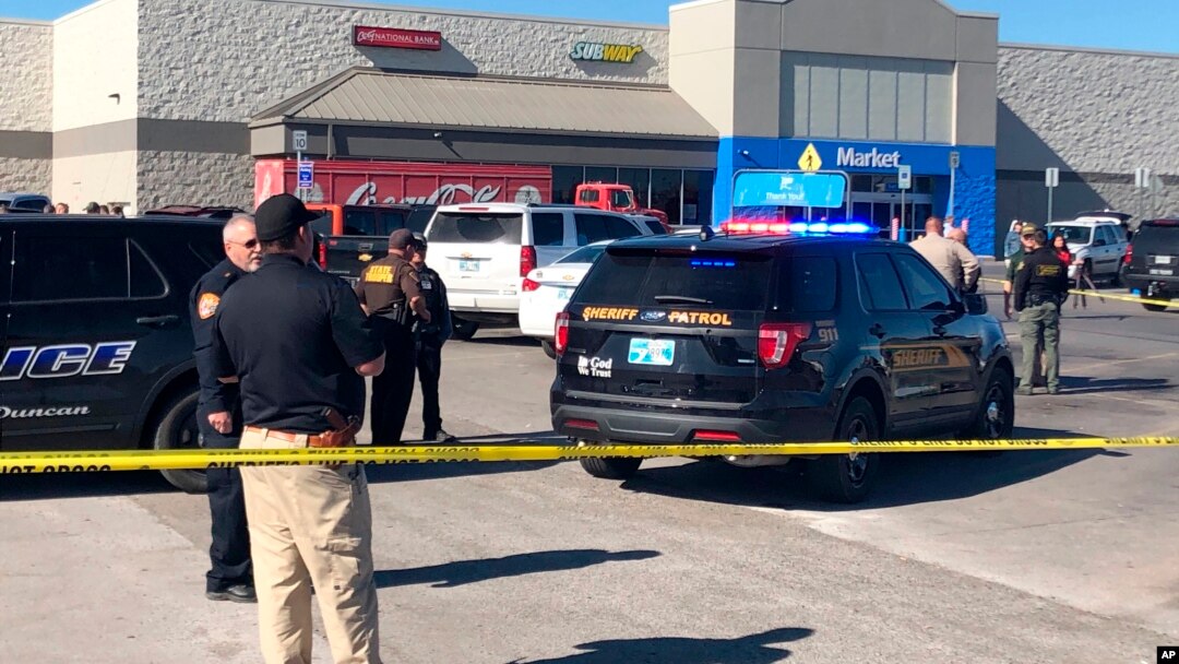 Polisi mengamankan lokasi pasca terjadinya insidne penembakan di toko Walmart di kota Duncan, Oklahoma, AS Senin (18/11). 