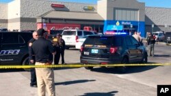 Polisi mengamankan lokasi pasca terjadinya insidne penembakan di toko Walmart di kota Duncan, Oklahoma, AS Senin (18/11). 