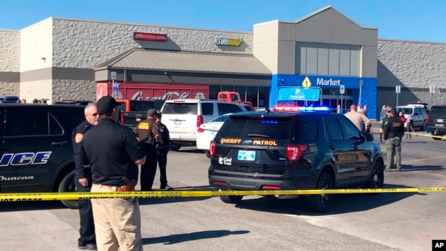 在俄克拉荷马州邓肯市的沃尔玛超市外，执法人员正在调查枪杀现场。(2019年11月18日)