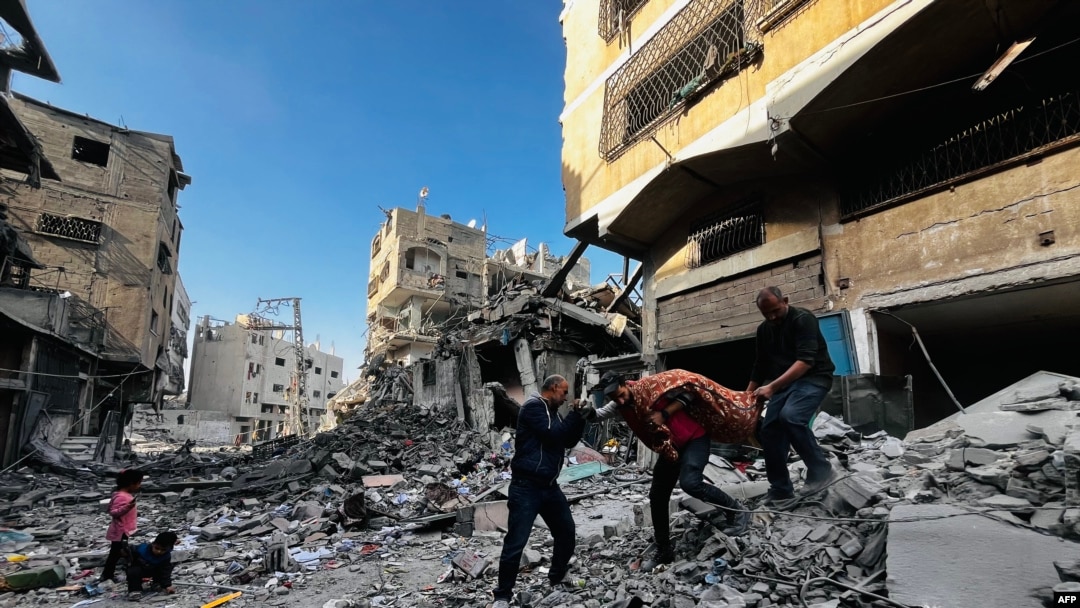 Petugas tanggap darurat Palestina mengeluarkan jenazah dari reruntuhan bangunan yang terkena serangan Israel di Beit Lahia, di Jalur Gaza utara, 29 Oktober 2024. (AFP)