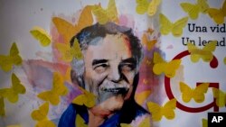 Una placa del premio Nobél Gabriel García Márquez en una librería de Ciudad de México. 17-4-15. AP Foto/Eduardo Verdugo.